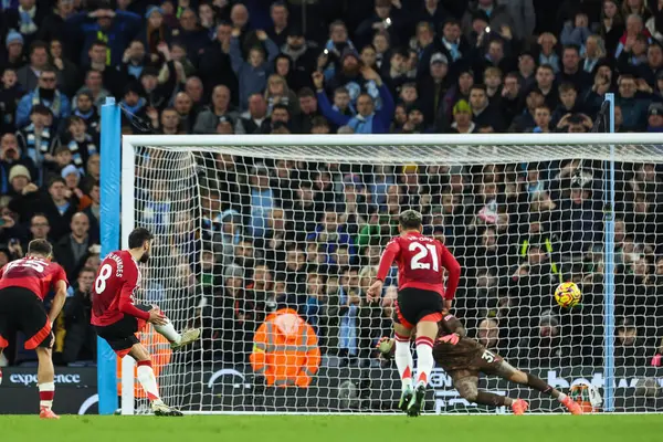 Manchester United takımından Bruno Fernandes, Manchester United ile 15 Aralık 2024 'te Etihad Stadyumu' nda oynanan Premier League maçında 1-1 öne geçmek için penaltı aldı.