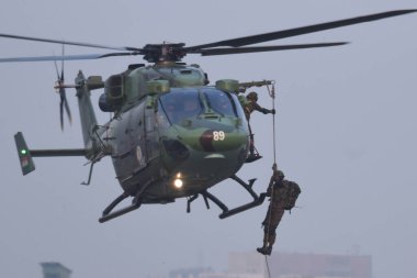 Hindistan Hava Kuvvetleri helikopterleri Hindistan 'ın Kolkata kentinde 16 Aralık 2024' te Vijay Diwas sırasında komandolarını indirdi.. 