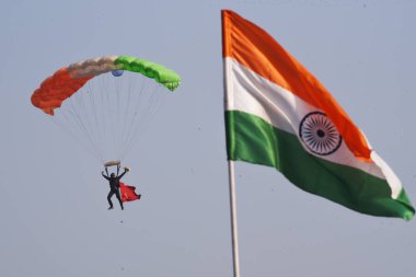 Hint ordusu paraşütçüsü yeteneğini ve sağ taraftaki Hint bayrağını gösterdi Kolkata, Hindistan, Pazartesi, 16 Aralık 2024.