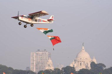 Küçük bir uçak şehir simgelerinin yanından geçiyor, Victoria Memorial binası Kolkata, Hindistan, Pazartesi, 16 Aralık 2024. 