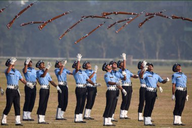 Hindistan Hava Kuvvetleri personeli, Kolkata, Hindistan 'da 16 Aralık 2024 Pazartesi günü tüfeklerle ilgili hünerlerini gösteriyor.