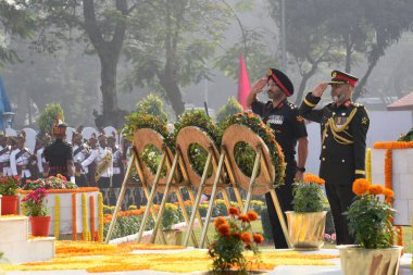 Bangladeş askeri subayı Aminur Rahman ve Hint ordu subayı MS Dhillon (L), 16 Aralık 2024 'te Fort William, Kolkata' daki Hint Ordusu 'nun Doğu Komuta Merkezi' ne 'Vijay Diwas' vesilesiyle çelenk yerleştirdikten sonra vergi ödediler.