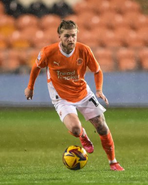 Blackpool 'dan Hayden Coulson, 17 Aralık 2024' te Bloomfield Road, Blackpool 'da oynanan Blackpool-Aston Villa maçında topla bir çıkış yaptı.