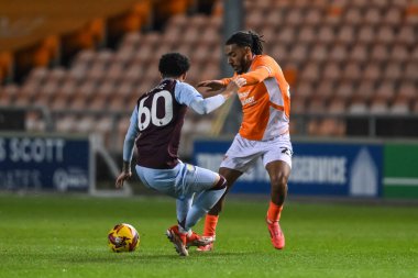 Blackpool 'dan Dom Thompson ve Aston Villa' dan Kyrie Pierre, 17 Aralık 2024 'te Bloomfield Road, Blackpool' da oynanan Blackpool-Aston Villa-U21 maçında top için mücadele ettiler.