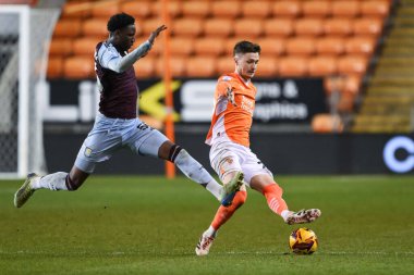 Blackpool 'dan Zac Ashworth, Aston Villa' dan Jamaldeen Jimoh-Aloba 'nın baskılarına rağmen topu geçiyor. Blackpool - Aston Villa U21 maçı sırasında, Bloomfield Road, Blackpool, Birleşik Krallık, 17 Aralık 2024