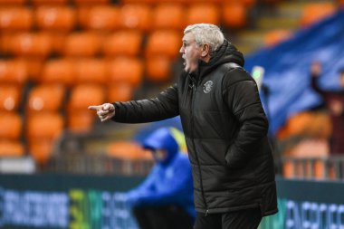Blackpool 'un baş antrenörü Steve Bruce, 17 Aralık 2024' te Bloomfield Road, Blackpool 'da oynanan Blackpool-Aston Villa maçında takımına talimat verir.