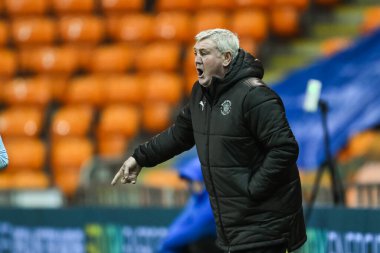Blackpool 'un baş antrenörü Steve Bruce, 17 Aralık 2024' te Bloomfield Road, Blackpool 'da oynanan Blackpool-Aston Villa maçında takımına talimat verir.