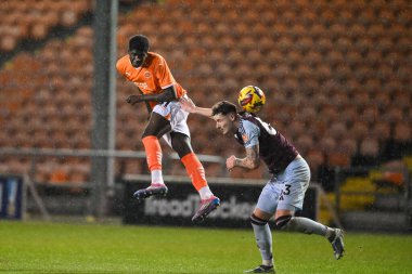 Blackpool 'dan Terry Bondo, 17 Aralık 2024' te Bloomfield Road, Blackpool 'da oynanan Blackpool-Aston Villa maçında topu fırlatıyor.