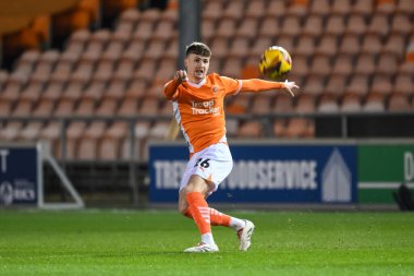Blackpool 'dan Zac Ashworth, 17 Aralık 2024' te Bloomfield Road, Blackpool 'da oynanan Blackpool - Aston Villa U21 maçında topu ileri atıyor.