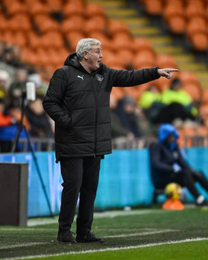 Blackpool 'un baş antrenörü Steve Bruce, 17 Aralık 2024' te Bloomfield Road, Blackpool 'da oynanan Blackpool-Aston Villa maçında takımına talimat verir.