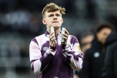 Brentford 'dan Keane Lewis-Potter, 18 Aralık 2024' te St. James 's Park, Newcastle, İngiltere' de oynanan Carabao Kupa Çeyreği finalinden sonra gezgin taraftarları alkışlıyor.