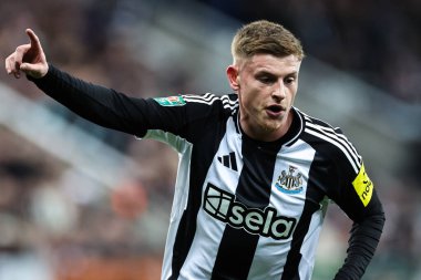 Newcastle United takımından Harvey Barnes, 18 Aralık 2024 'te St. James' s Park, Newcastle, İngiltere 'de oynanan Carabao Kupası çeyrek final maçında takım arkadaşlarına talimat veriyor.