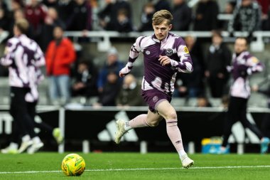 Brentford 'dan Keane Lewis-Potter, maç öncesi ısınma turunda 18 Aralık 2024' te St. James 's Park, Newcastle, İngiltere' de oynanan Carabao Kupa Çeyreği finalinde Brentford 'a karşı.