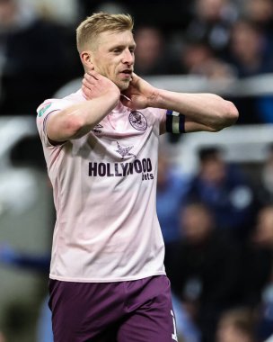 Brentford 'dan Ben Mee, 18 Aralık 2024' te İngiltere, Newcastle 'daki St. James' s Park 'ta Newcastle United' a karşı oynanan Carabao Kupası Çeyreği finalinde