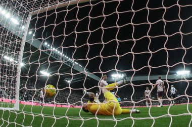 Newcastle United takımından Sandro Tonali, 18 Aralık 2024 'te St. James' s Park, Newcastle, İngiltere 'de oynanan Carabao Kupası çeyrek final maçında Mark Flekken' i 1-0 yenerek Brentford 'a karşı bir gol attı.