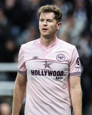 Brentford 'dan Nathan Collins, 18 Aralık 2024' te İngiltere, Newcastle 'daki St.James' s Park 'ta Newcastle United' a karşı oynanan Carabao Kupası Çeyreği finalinde...