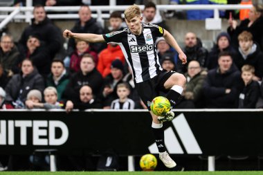 Lewis Hall of Newcastle United, 18 Aralık 2024 'te St. James' s Park, Newcastle, İngiltere 'de oynanan Carabao Kupası çeyrek final maçında topu kontrol etmektedir.