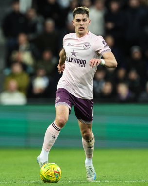 Brentford 'dan Yehor Yarmolyuk, 18 Aralık 2024' te St. James 's Park, Newcastle, İngiltere' de oynanan Carabao Kupa Çeyreği finalinde topu ileri taşıyor.