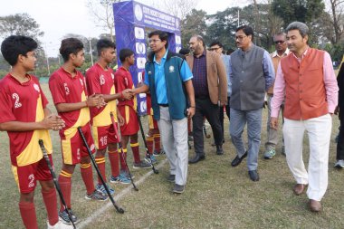 Padma Shri Dr. Dilip Kumar Tirkey, Hokey Hindistan Başkanı, Padma Shri Dr. Dilip Kumar Tirkey 'nin 18 Aralık 2024' teki Kolkata ziyareti sırasında Hokey Genel Sekreteri Istiyak Ali ile el sıkışıyor.. 