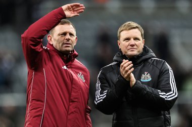 Newcastle United takımının teknik direktörü Eddie Howe, 18 Aralık 2024 'te St. James' s Park, Newcastle, İngiltere 'de oynanan Carabao Kupası çeyrek final maçı sonrasında ev sahiplerini alkışlıyor.