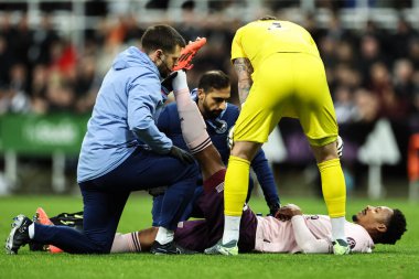 Brentford 'dan Ethan Pinnock, 18 Aralık 2024' te İngiltere, Newcastle 'daki St. James' s Park 'ta Newcastle United' a karşı oynanan Carabao Kupası çeyrek finalinde tıbbi tedavi gördü.
