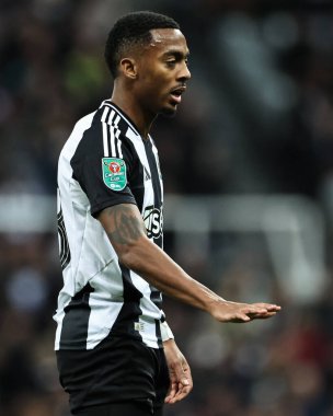 Newcastle United takımından Joe Willock, 18 Aralık 2024 'te St. James' s Park, Newcastle, İngiltere 'de oynanan Carabao Kupası çeyrek final maçında takım arkadaşlarına talimat veriyor.