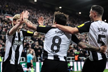 Newcastle United takımından Sandro Tonali, 18 Aralık 2024 'te St.James' s Park, Newcastle, İngiltere 'de oynanan Carabao Kupası çeyrek finalinde 2-0 kazanma hedefini kutluyor.