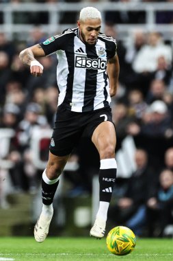 Newcastle United takımından Joelinton, 18 Aralık 2024 'te St.James' s Park, Newcastle, İngiltere 'de oynanan Carabao Kupası çeyrek final maçında topu ileri taşıyor.