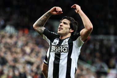 Newcastle United takımından Sandro Tonali, 18 Aralık 2024 'te St.James' s Park, Newcastle, İngiltere 'de oynanan Carabao Kupası çeyrek finalinde 2-0 kazanma hedefini kutluyor.