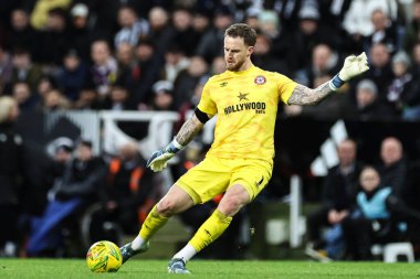 Brentford 'dan Mark Flekken, 18 Aralık 2024' te İngiltere, Newcastle 'daki St. James' s Park 'ta oynanan Carabao Kupası çeyrek final maçı sırasında pas veriyor.