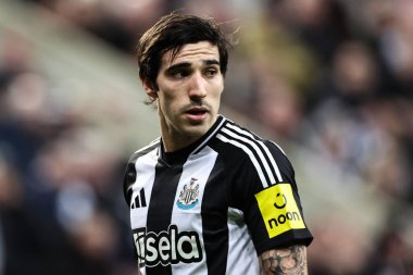 Newcastle United takımından Sandro Tonali 18 Aralık 2024 'te St. James' s Park, Newcastle 'da Newcastle United' a karşı oynanan Carabao Kupası çeyrek finalinde