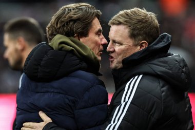 Brentford 'un Thomas Frank teknik direktörü ve Newcastle United' ın Eddie Howe, 18 Aralık 2024 'te St. James' s Park, Newcastle, İngiltere 'de oynanan Carabao Kupası çeyrek final maçı sırasında el sıkışıyor.
