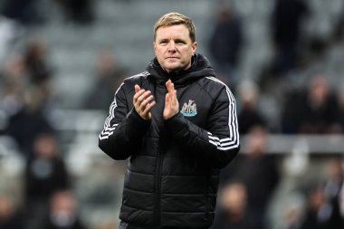 Newcastle United takımının teknik direktörü Eddie Howe, 18 Aralık 2024 'te St. James' s Park, Newcastle, İngiltere 'de oynanan Carabao Kupası çeyrek final maçı sonrasında ev sahiplerini alkışlıyor.