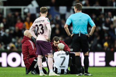 Newcastle United takımından Joelinton, 18 Aralık 2024 'te St. James' s Park, Newcastle, İngiltere 'de oynanan Carabao Kupa Çeyrek Final Newcastle United - Brentford maçında tıbbi tedavi gördü.