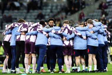 Brentford oyuncuları, 18 Aralık 2024 'te St. James' s Park, Newcastle, İngiltere 'de oynanan Carabao Kupa Çeyreği Finali' nde oynanan karşılaşma öncesi ısınma sırasında bir araya gelirler.