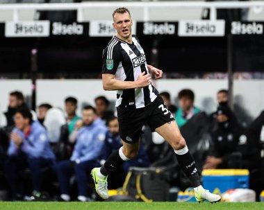 Newcastle United takımından Dan Burn, 18 Aralık 2024 'te St. James' s Park, Newcastle, İngiltere 'de oynanan Carabao Kupası çeyrek finalinde Brentford' a karşı.