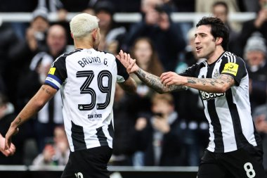 Newcastle United takımından Sandro Tonali, 18 Aralık 2024 'te St.James' s Park, Newcastle, İngiltere 'de oynanan Carabao Kupası çeyrek finalinde 1-0 kazanma hedefini kutluyor.