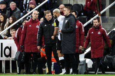 Newcastle United 'ın Eddie Howe teknik direktörü, 18 Aralık 2024' te Newcastle, Newcastle, İngiltere 'deki St.James' s Park 'ta Newcastle United' a karşı oynanan Carabao Kupası çeyrek finalinde Joelinton ile görüştü.
