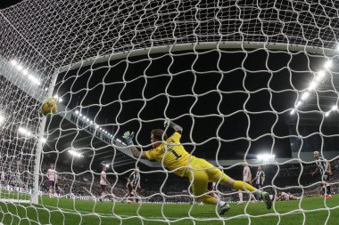 Newcastle United takımından Sandro Tonali, 18 Aralık 2024 'te St. James' s Park, Newcastle, İngiltere 'de oynanan Carabao Kupası çeyrek final maçında Mark Flekken' i 2-0 yenerek Brentford 'a karşı gol attı.
