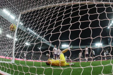 Newcastle United takımından Sandro Tonali, 18 Aralık 2024 'te St. James' s Park, Newcastle, İngiltere 'de oynanan Carabao Kupası çeyrek final maçında Mark Flekken' i 1-0 yenerek Brentford 'a karşı bir gol attı.