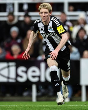 Newcastle United takımından Anthony Gordon, 18 Aralık 2024 'te St.James' s Park, Newcastle 'da Newcastle United' a karşı oynanan Carabao Kupası çeyrek finalinde