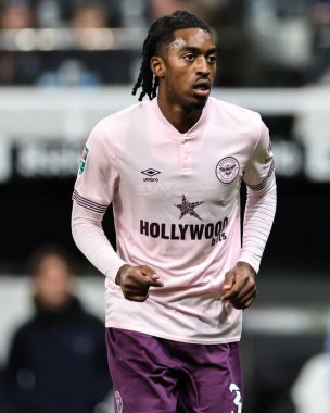 Brentford 'lu Paris Maghoma, 18 Aralık 2024' te İngiltere, Newcastle 'daki St. James' s Park 'ta Newcastle United' a karşı oynanan Carabao Kupası Çeyreği finalinde.