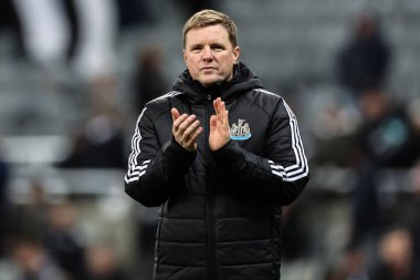 Newcastle United takımının teknik direktörü Eddie Howe, 18 Aralık 2024 'te St. James' s Park, Newcastle, İngiltere 'de oynanan Carabao Kupası çeyrek final maçı sonrasında ev sahiplerini alkışlıyor.