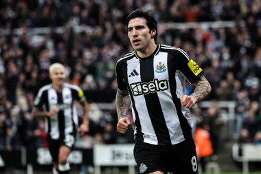 Newcastle United takımından Sandro Tonali, 18 Aralık 2024 'te St.James' s Park, Newcastle, İngiltere 'de oynanan Carabao Kupası çeyrek finalinde 2-0 kazanma hedefini kutluyor.