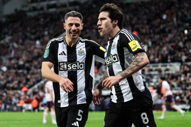 Newcastle United takımından Sandro Tonali, 18 Aralık 2024 'te St.James' s Park, Newcastle, İngiltere 'de oynanan Carabao Kupası çeyrek finalinde 2-0 kazanma hedefini kutluyor.
