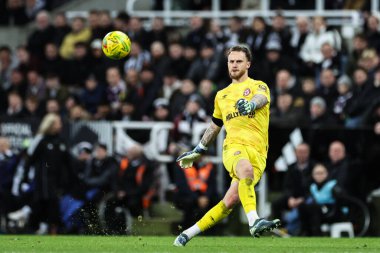 Brentford 'dan Mark Flekken, 18 Aralık 2024' te İngiltere, Newcastle 'daki St. James' s Park 'ta oynanan Carabao Kupası çeyrek final maçı sırasında pas veriyor.