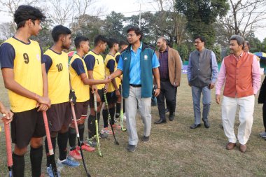 Padma Shri Dr. Dilip Kumar Tirkey, Hokey Hindistan Başkanı, Padma Shri Dr. Dilip Kumar Tirkey 'nin 18 Aralık 2024' teki Kolkata ziyareti sırasında Hokey Genel Sekreteri Istiyak Ali ile el sıkışıyor.. 