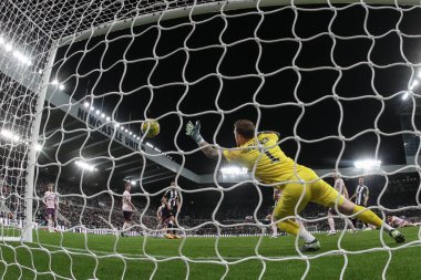 Newcastle United takımından Sandro Tonali, 18 Aralık 2024 'te St. James' s Park, Newcastle, İngiltere 'de oynanan Carabao Kupası çeyrek final maçında Mark Flekken' i 2-0 yenerek Brentford 'a karşı gol attı.