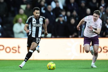 Newcastle United takımından Jacob Murphy, 18 Aralık 2024 'te St.James' s Park, Newcastle 'da oynanan Carabao Kupa Çeyrek Final Newcastle United - Brentford maçında topa doğru ilerliyor.