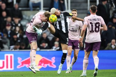 Brentford 'dan Nathan Collins ve Newcastle United' dan William Osula, 18 Aralık 2024 'te St. James' s Park, Newcastle, İngiltere 'de oynanan Carabao Kupası çeyrek final maçı sırasında top için savaştılar.